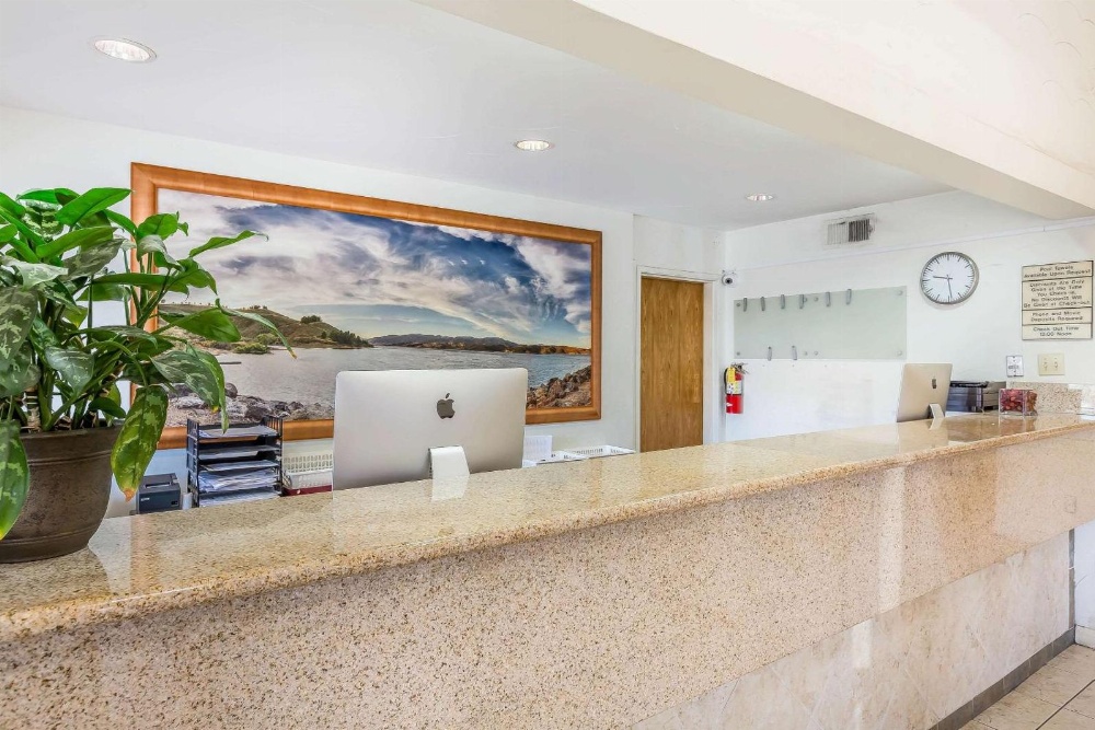 King Room - Accessible/Smoking