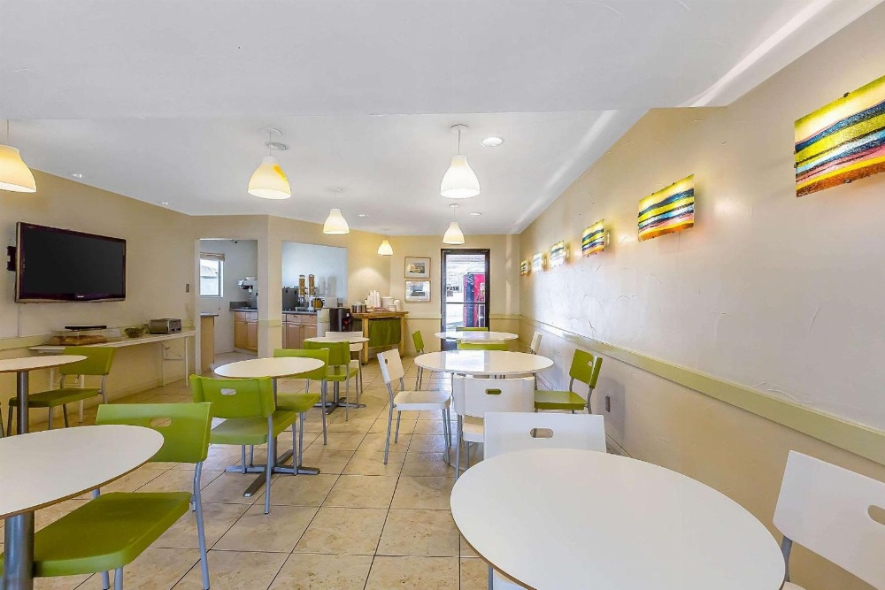 Rodeway Inn Magic Mountain Area